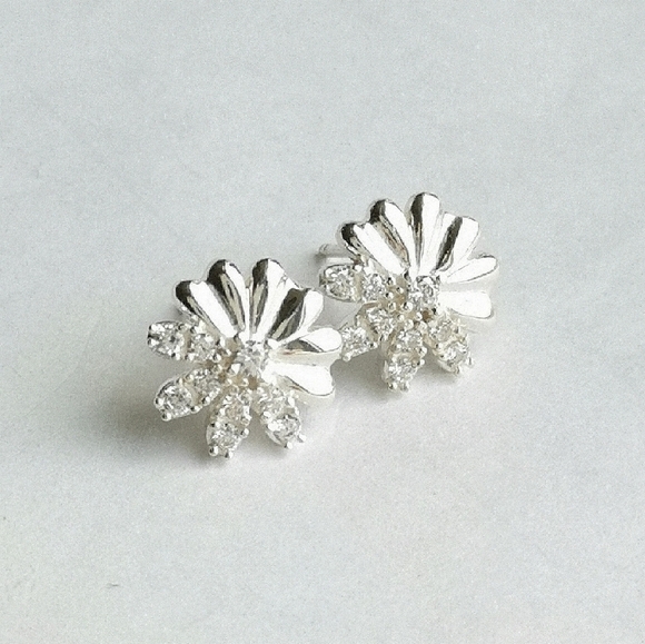 Daisy stud earrings Sterling Silver Cz 🆕 - Picture 2 of 8